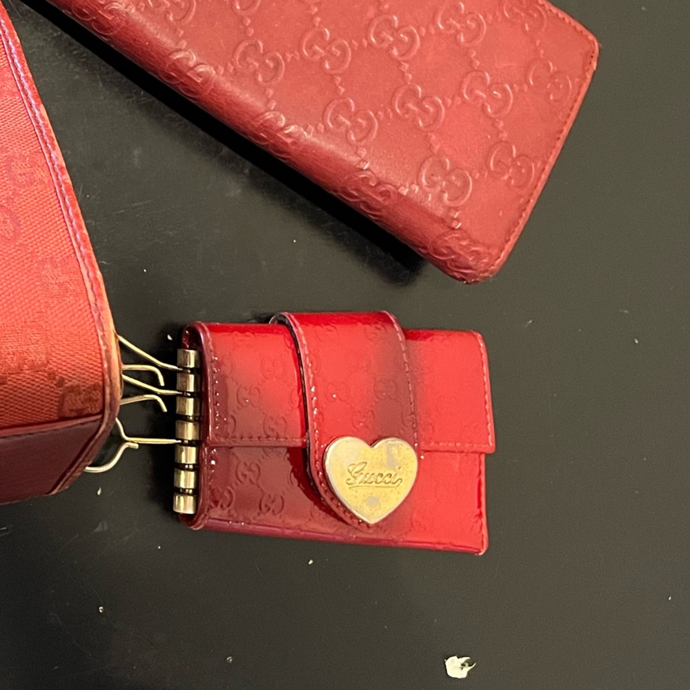 Gucci GG Red Patent Leather Monogram Gold Heart Snap Closure Six Ring Key Holder - Picture 6 of 6